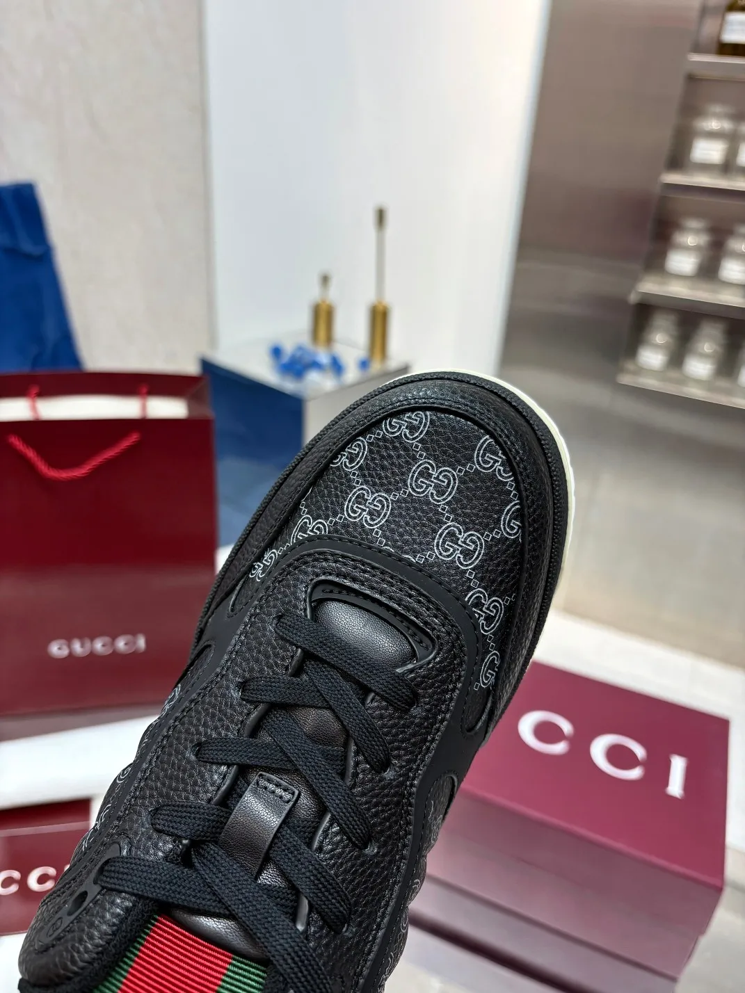 Men's Men's Shoes 💰660 Gucci Gucci's latest hot-selling series of high and low-top distressed couple sneakers are shipped. Original purchase, development and production. This high-low top sneaker adopts a basketball-style silhouette design, cleverly integrated with hollow panels and distressed effects, showing its unique ingenuity. The ingenuity incorporates brand logo details such as interlocking Double G styling accessories and Gucci lettering, a low-key tribute to the brand's design heritage.  ▪️ Fabric: Original customized imported first-layer cowhide ▪️ Lining: Sweat-absorbent and deodorant towel lining ▪️ Sole: Original molded TPU sole ▪️ Sole thickness: 3cm ▪️ Size: Male 39-46 (46 customized)